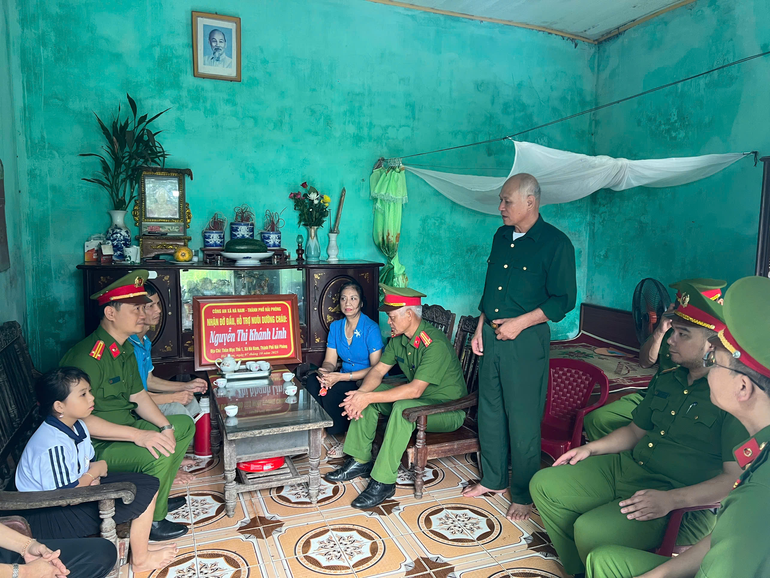 Công an xã Hà Nam nhận đỡ đầu, hỗ trợ nuôi dưỡng hai cháu nhỏ có hoàn cảnh đặc biệt khó khăn